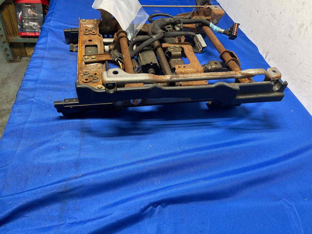 1999-04 Ford Mustang GT Drivers Power Seat Track 178