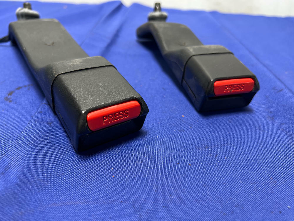 1994-98 Ford Mustang Black Front Seat Belt Buckles Left Right Pair 120