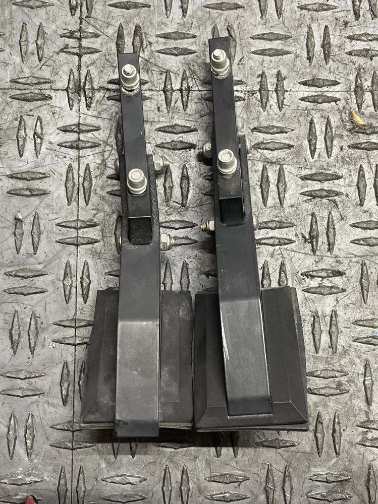 2018-23 Ford Mustang GT APR Wing Stays Pair 301
