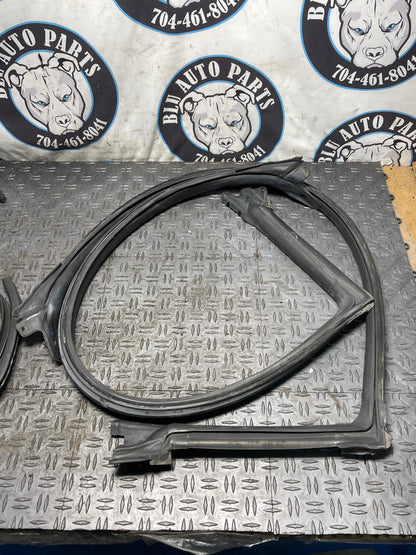 2003-04 Ford Mustang Mach One Door Weather Stripping Pair 19k Miles 296