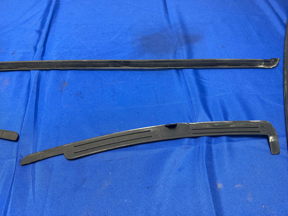 1987-93 Ford Mustang Coupe Winshield Trim Missing Passenger Side 157