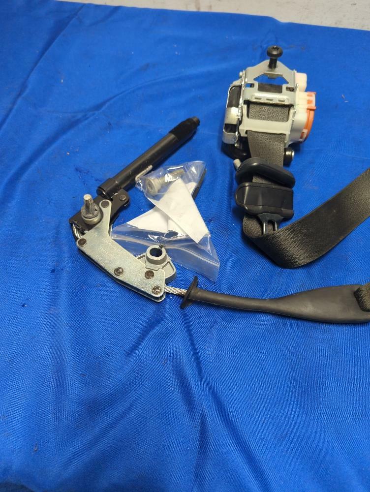 2015-17 Ford Mustang GT 5.0 Coyote Coupe Front Right Passenger Seat Belt 172