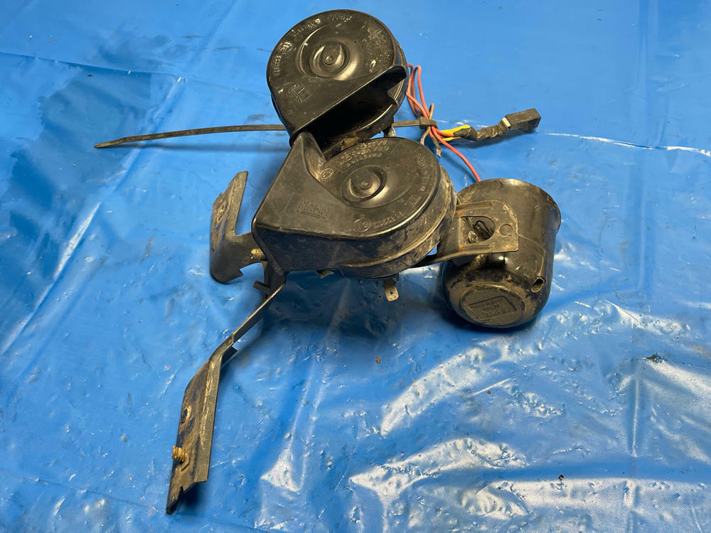 2003-04 Ford Mustang SVT Cobra Horns w/ Aftermarket Alarm 186