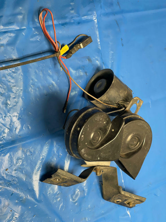 2003-04 Ford Mustang SVT Cobra Horns w/ Aftermarket Alarm 186