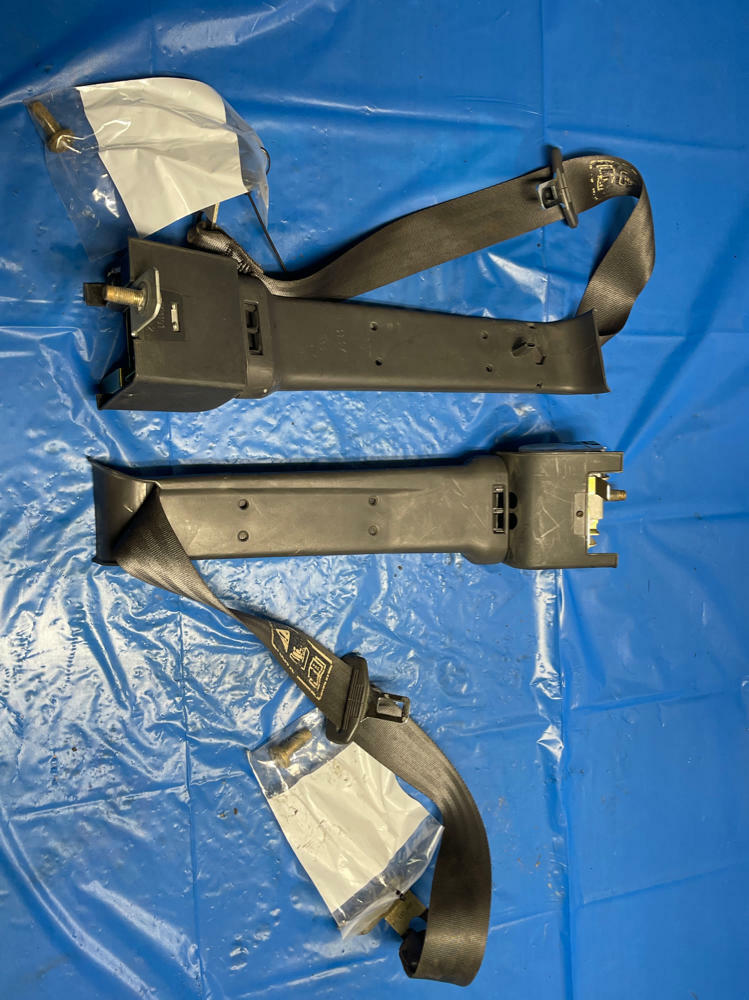 2003-04 Ford Mustang SVT Cobra Convertible Rear Seatbelt Pair 186