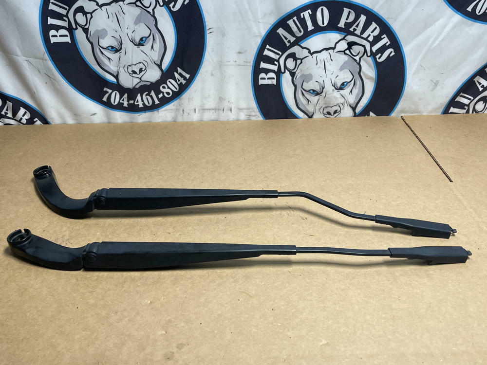 2018-23 Ford Mustang GT Wiper Arms Pair 206