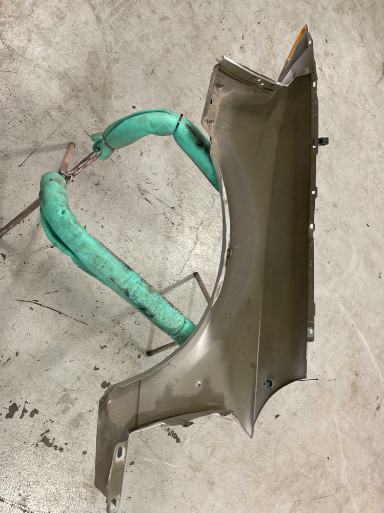 2003-04 Ford Mustangg SVT Cobra OEM RH Passenger Fender YN Silver Metallic 218