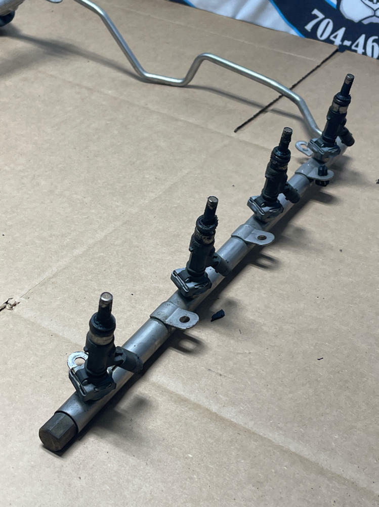 2007-09 Mercedes E63 AMG Fuel Rail w/ Injectors- for M156 6.2 V8 215