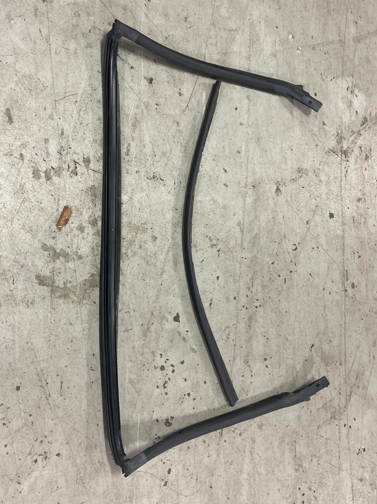 2003-04 Ford Mustang SVT Cobra Driver Door Weather Stripping Convertible 208