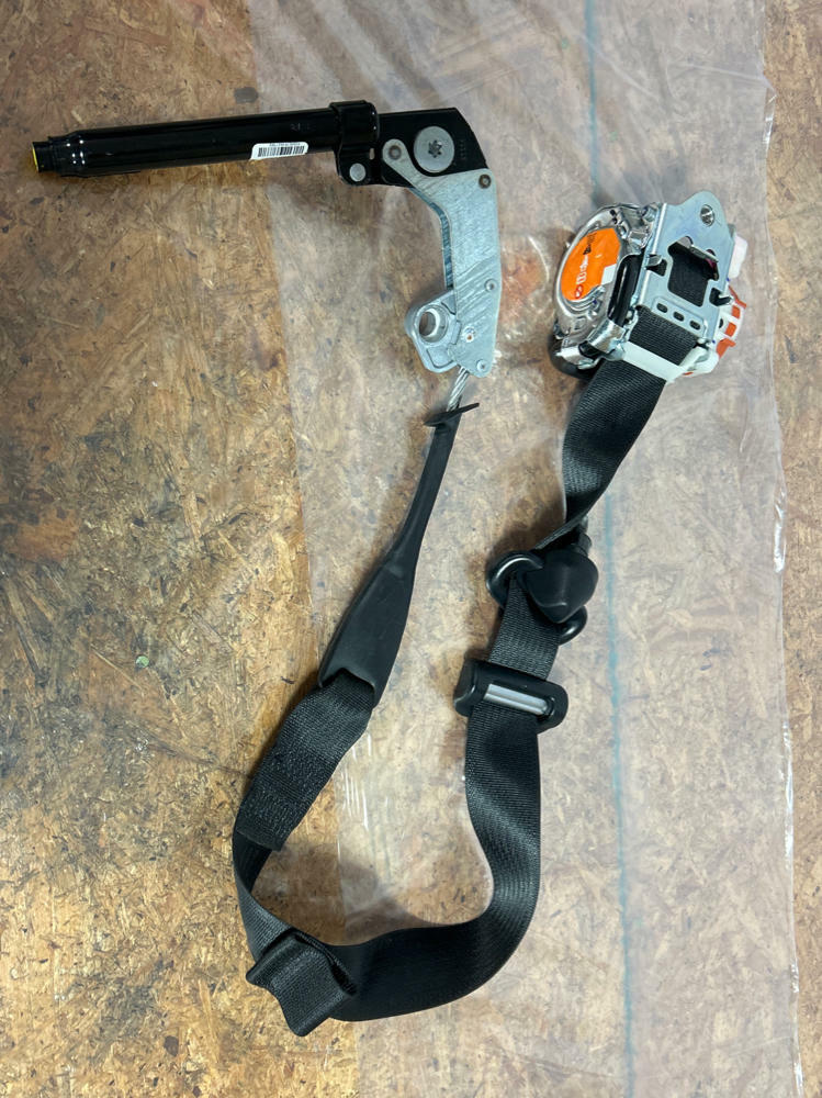 2015-17 Ford Mustang Coupe Front Passenger RH Seat Belt Assembly 253