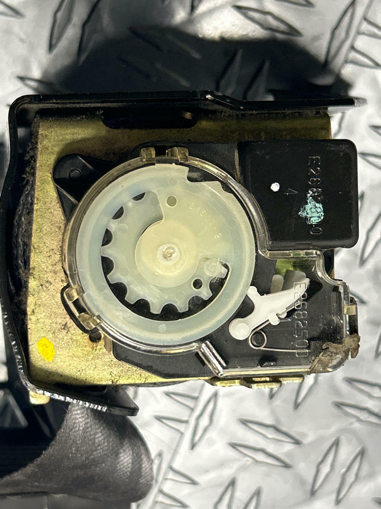 1999-04 Ford Mustang GT Saleen Convertible Front RH Seat Belt 245