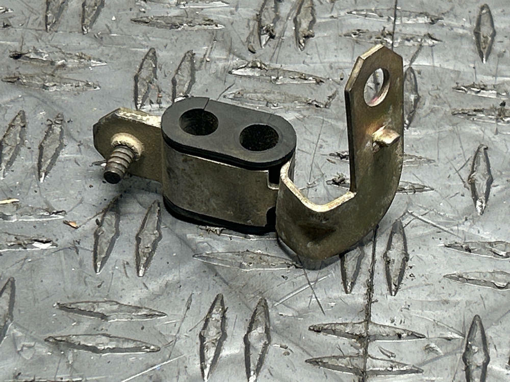 1999-04 Ford Mustang GT/Bullitt Power Steering Line Holder 271