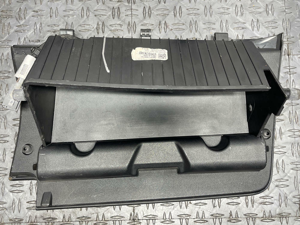 2018-23 Ford Mustang GT Glovebox & Trim (KR3B-63060T10-BD3ZHE) 279
