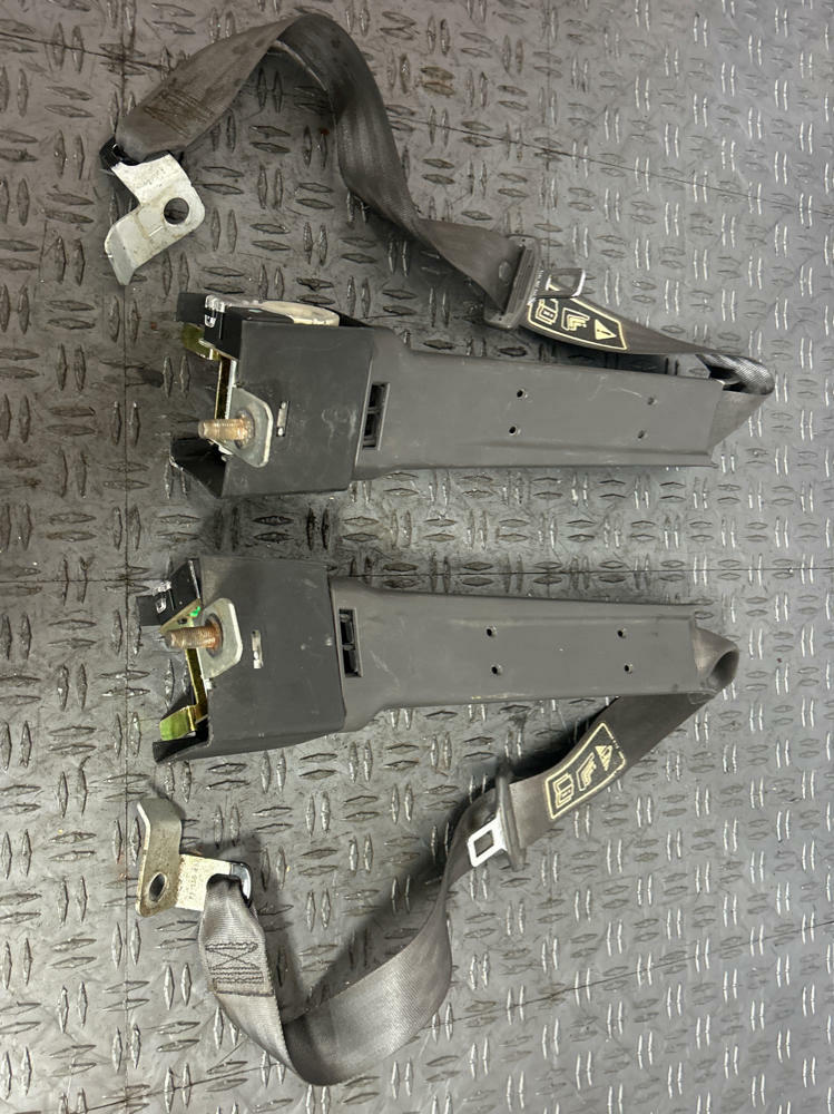 2003-04 Ford Mustang SVT Cobra Rear Seat Belt Pair LH/RH- for VERT 283