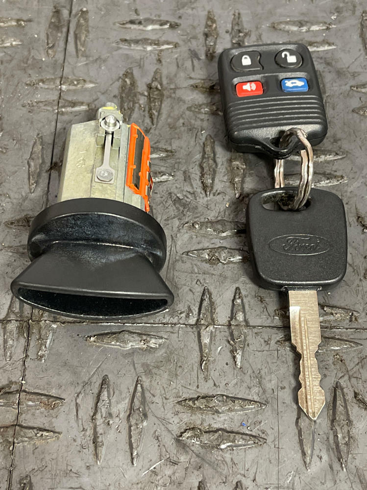 1999-04 Ford Mustang Ignition w/ Key 284