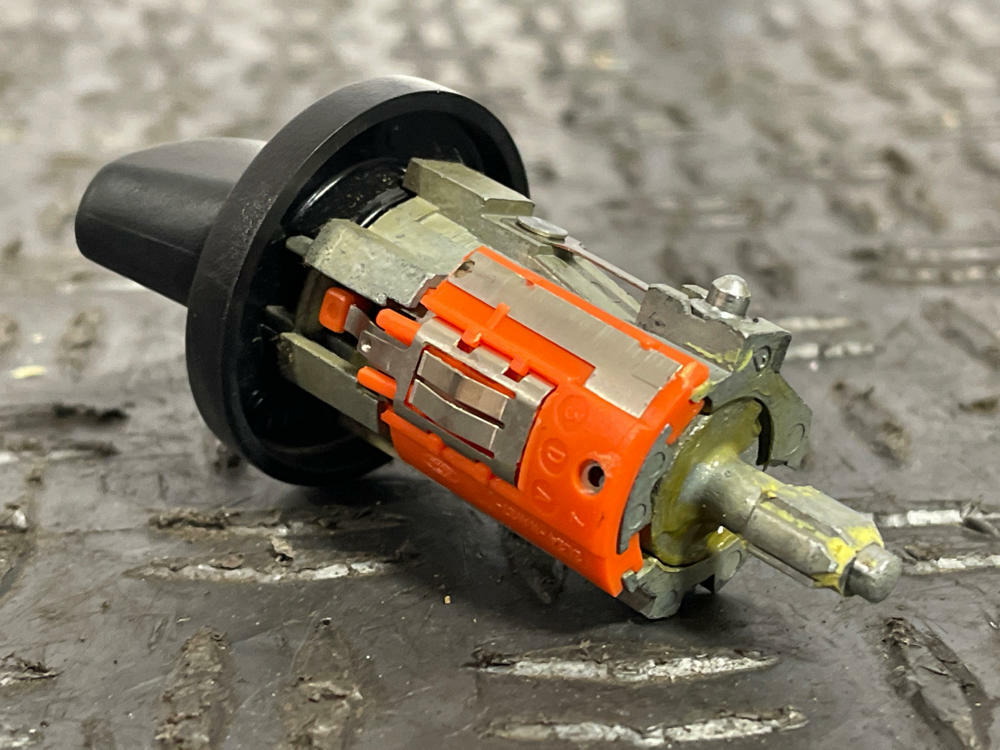 1999-04 Ford Mustang Ignition w/ Key 284