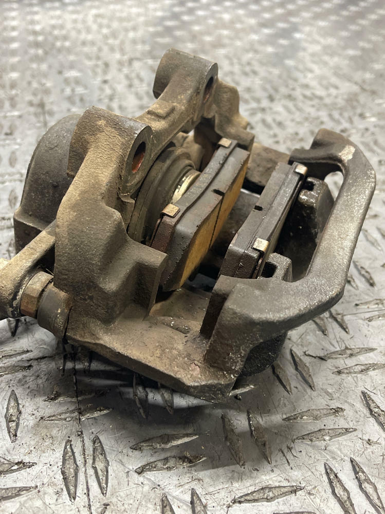 2004-06 Pontiac GTO Rear Brake Caliper Pair 280