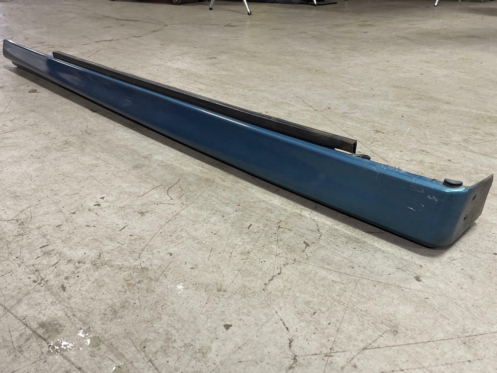2004 Pontiac GTO Pass. RH Side Skirt/Rocker Panel- Barbados Mica Metallic 280