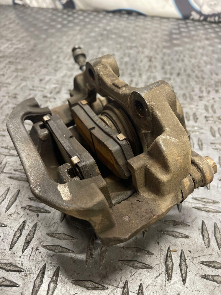 2004-06 Pontiac GTO Rear Brake Caliper Pair 280