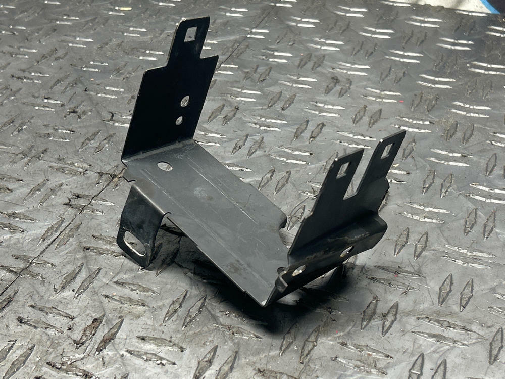 1999-04 Ford Mustang  Engine Bay Fuse Box Mounting Bracket 286