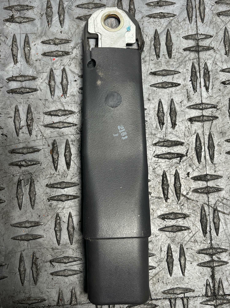 1999-04 Ford Mustang Passenger Front RH Seat Belt Buckle- Sunfaded 286