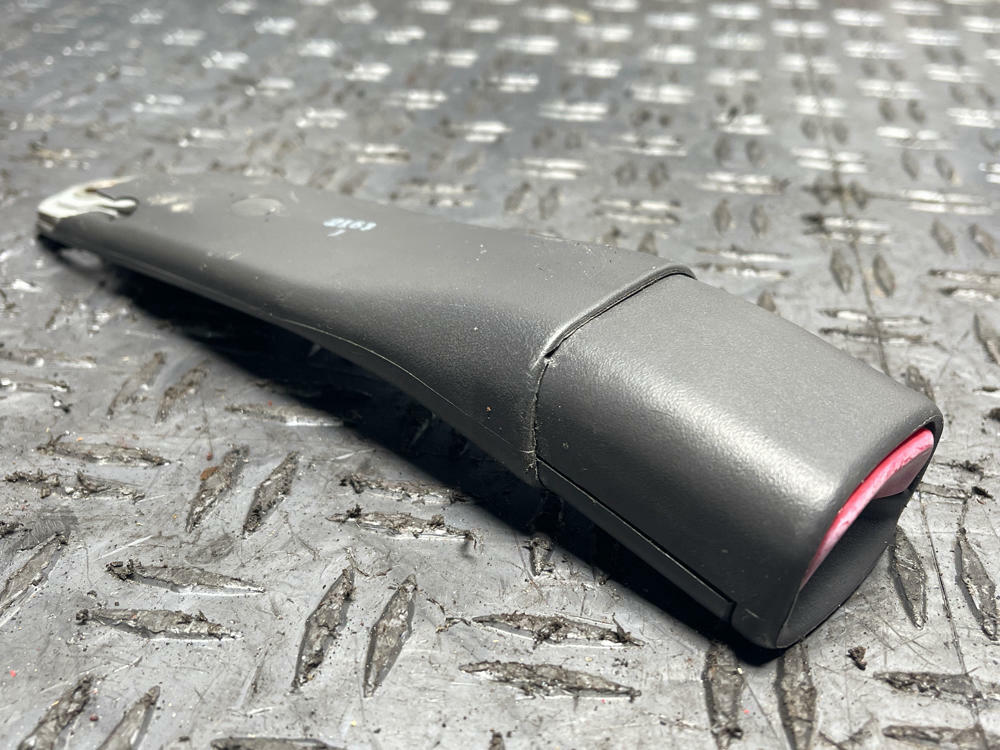 1999-04 Ford Mustang Passenger Front RH Seat Belt Buckle- Sunfaded 286