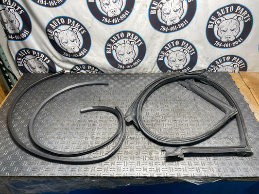 2003-04 Ford Mustang Mach One Door Weather Stripping Pair 19k Miles 296