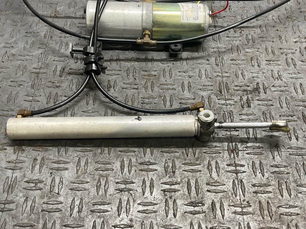 2003-04 Ford Mustang SVT Cobra Convertible Top Pump Motor & Lift Cylinders 295