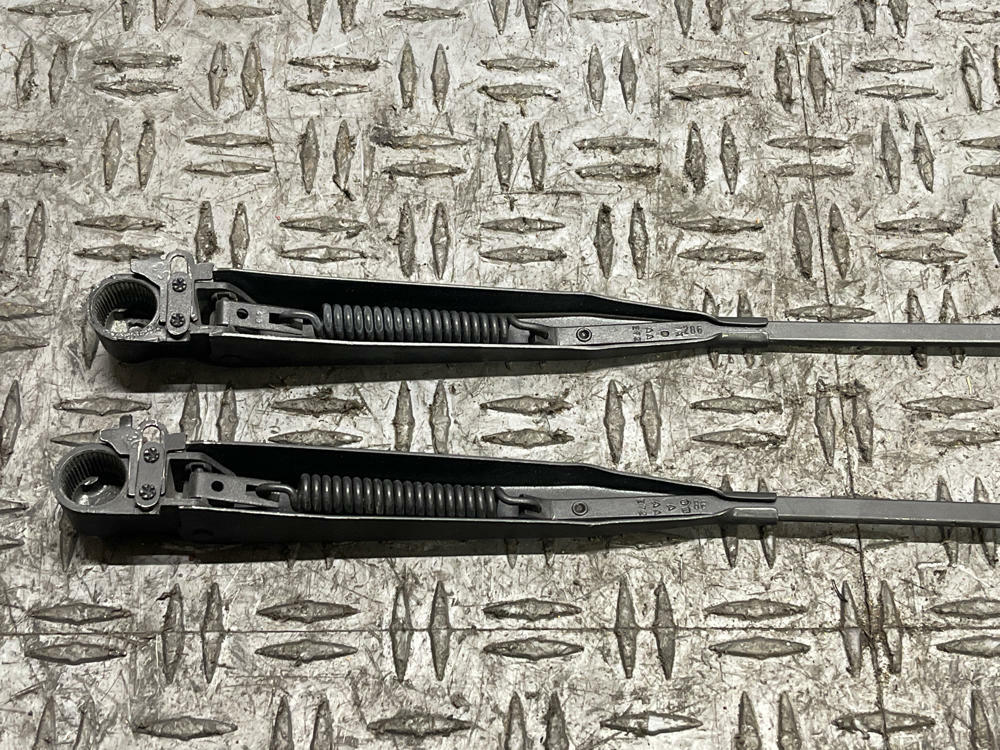 1987-93 Ford Mustang OEM Wiper Arm Pair LH RH 304