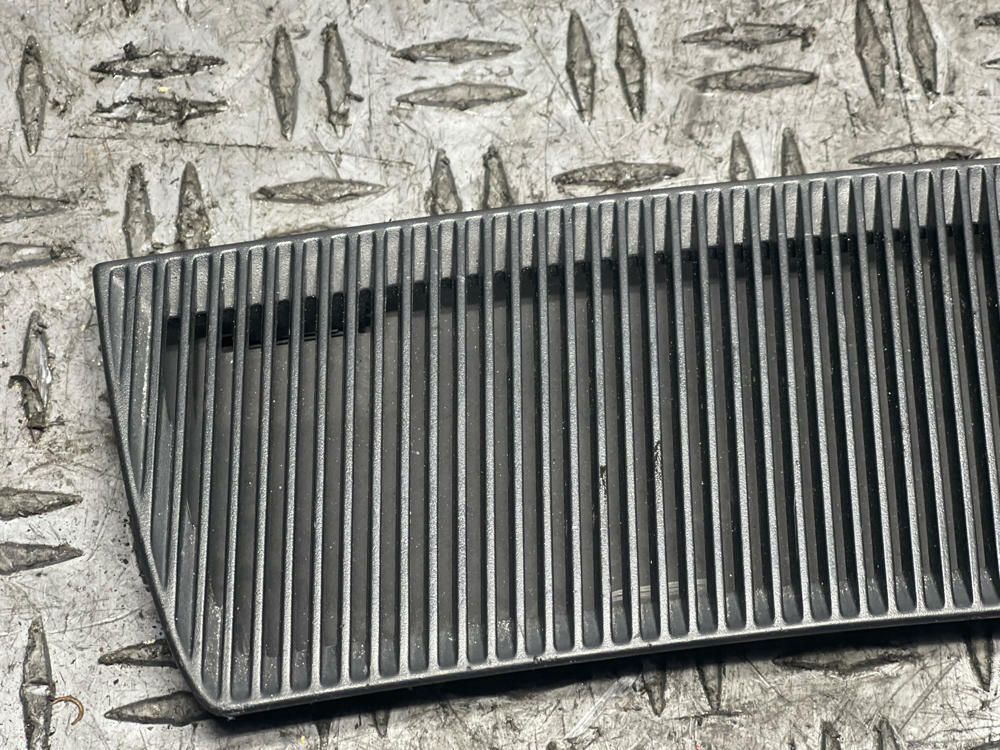 2003-04 Ford Mustang SVT Cobra Driver LH Hood Vent Single 308