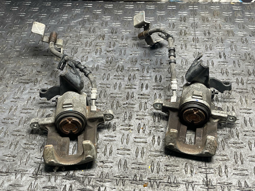 2011-14 Ford Mustang GT Rear Brake Calipers LH RH 294