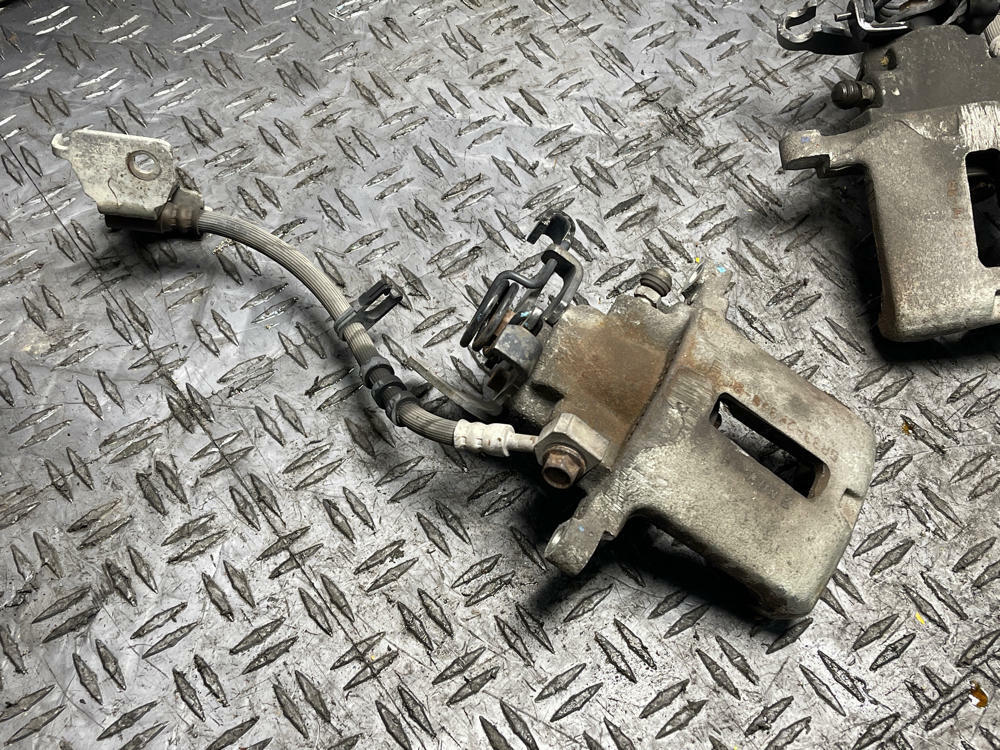 2011-14 Ford Mustang GT Rear Brake Calipers LH RH 294