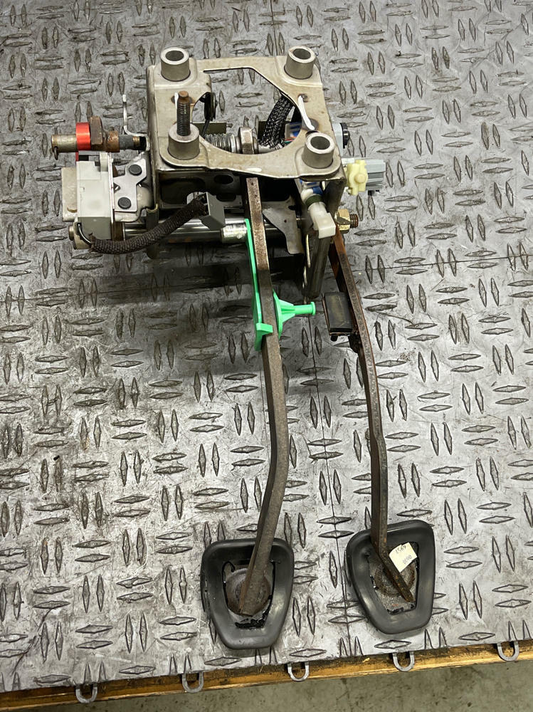 2003-04 Ford Mustang SVT Cobra Clutch Brake Pedal Assembly 318