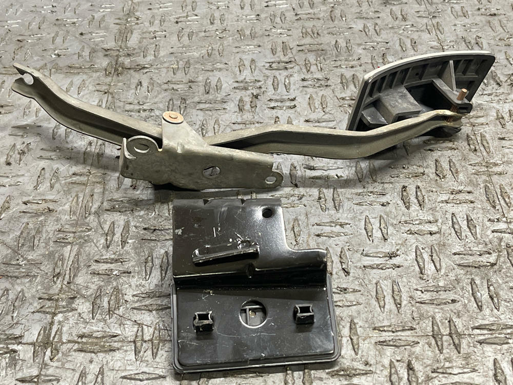 2003-04 Ford Mustang SVT Cobra Clutch Brake Pedal Assembly 318
