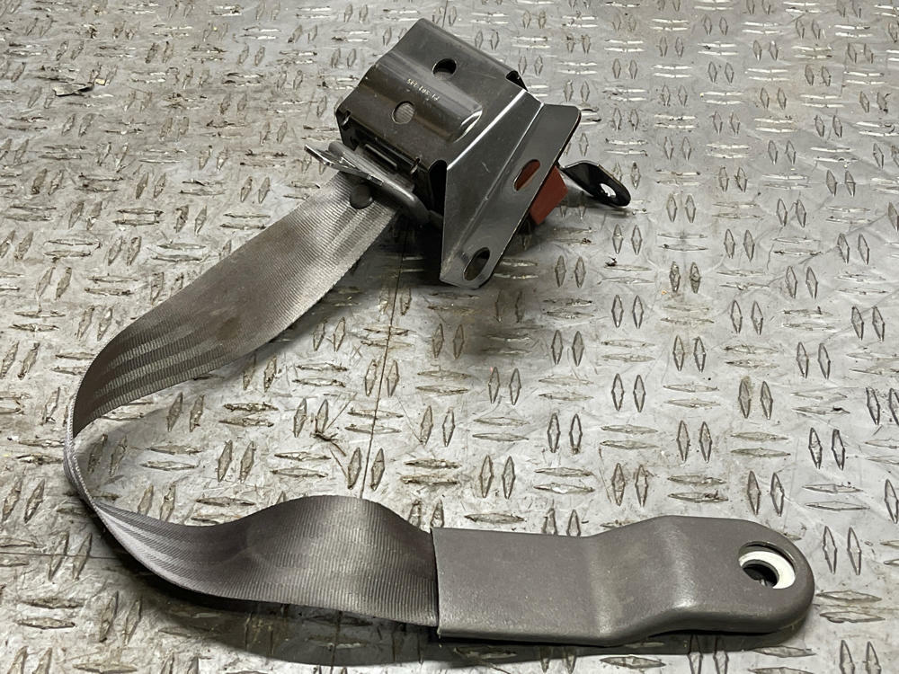 2003-04 Ford Mustang SVT Cobra Convertible Front Driver LH Seatbelt 318