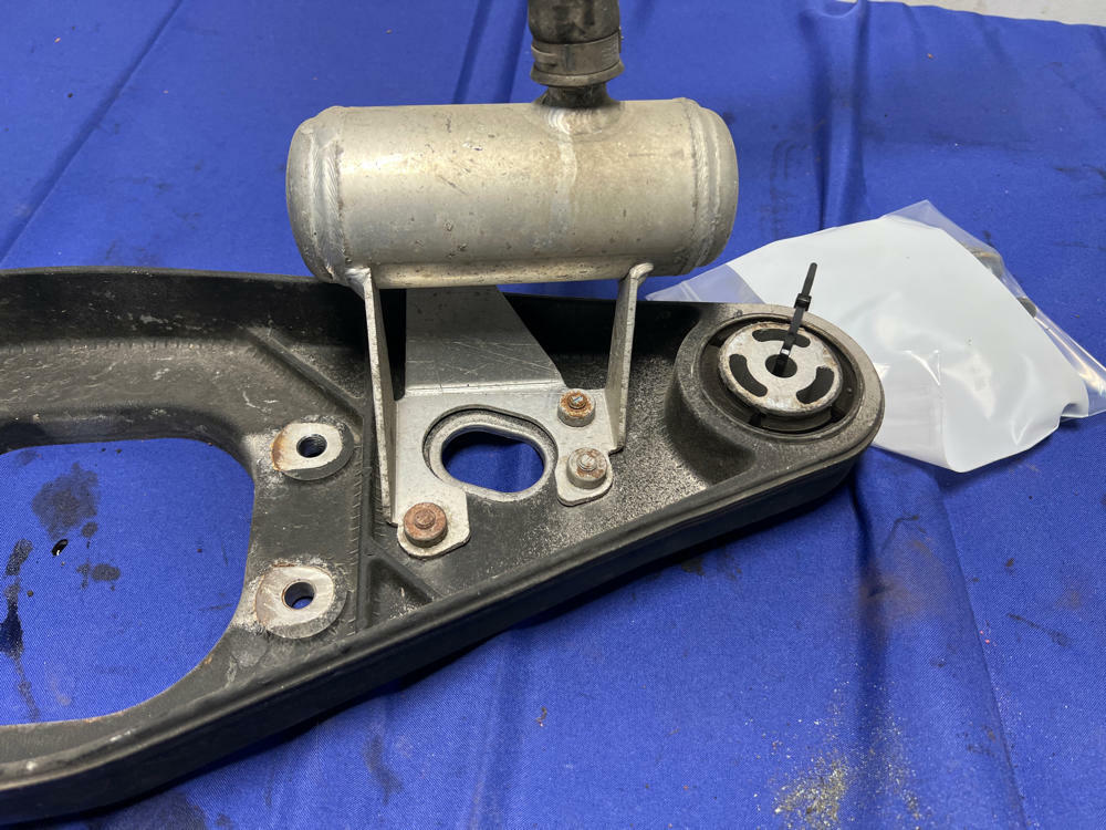 2003-06 Mercedes Benz W211 E55 Rear Differential Mount 099